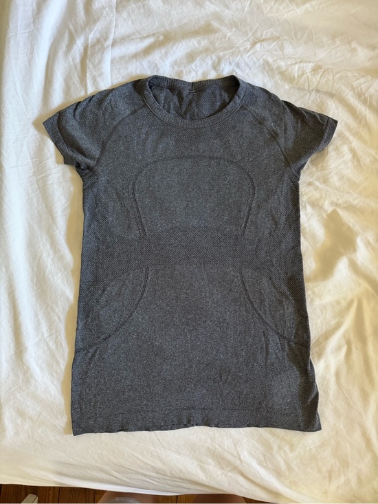 lululemon athletica Tops - lululemon athletica Women's Short-Sleeve Seamless Tee - Charcoal